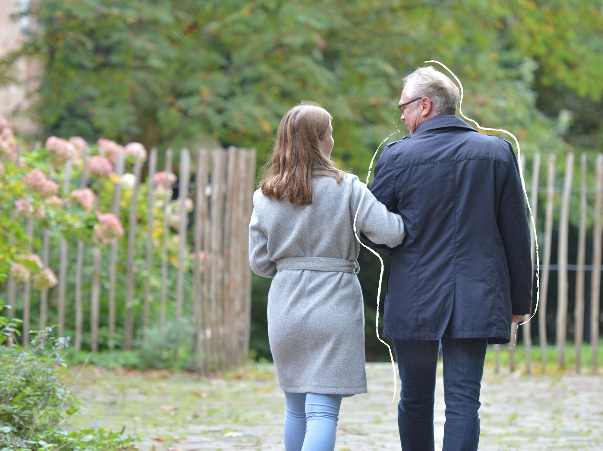 Vater und Tochter gehen Arm in Arm, Bestattungsvorsorge in Karlsruhe gemeinsam besprechen